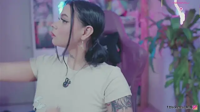 Snapshot of sensualkattt chatting on 09.10.25 sensualkattt online show from 09.10.25