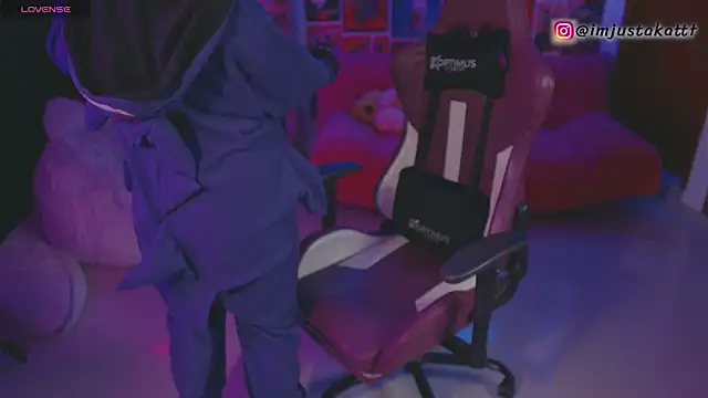 Snapshot of sensualkattt chatting on 11.19.25 sensualkattt online show from 11.19.25