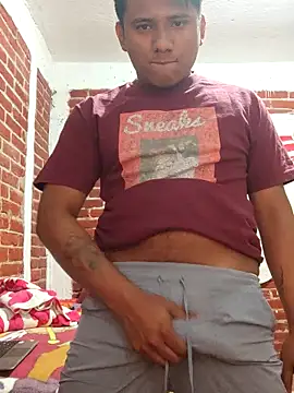 Snapshot of Cris_ale1218 chatting on 11.05.25 Cris ale1218 online show from 11.05.25