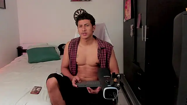 Snapshot of Ivano_joness chatting on 11.10.25 Ivano joness online show from 11.10.25