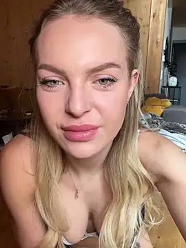 Snapshot of ChiaraVixen chatting on 02.09.25 ChiaraVixen online show from 02.09.25