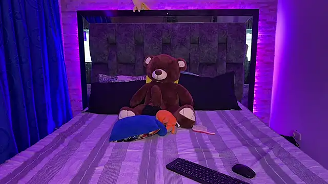 Snapshot of Juva___ chatting on 09.18.25 Juva online show from 09.18.25