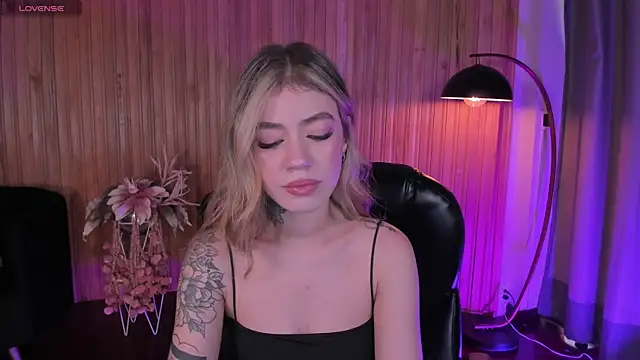 ViolettHansson online show from 11.12.25