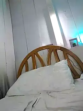 Snapshot of lunanataly chatting on 11.19.25 lunanataly online show from 11.19.25