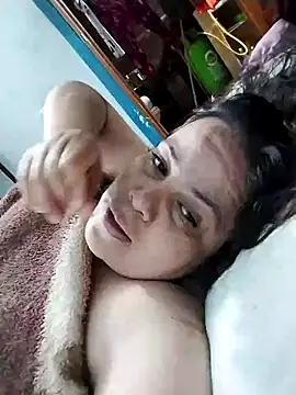 Snapshot of lunanataly chatting on 11.30.25 lunanataly online show from 11.30.25