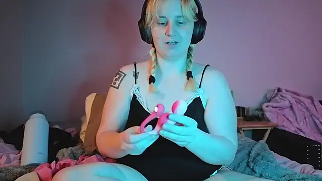 Snapshot of Glitch_Witch chatting on 07.25.26 Glitch Witch online show from 07.25.26
