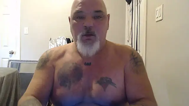 Newfiesausage1972 online show from 01.19.25