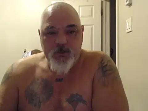 Newfiesausage1972 online show from 01.30.25