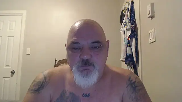 Newfiesausage1972 online show from 02.28.25