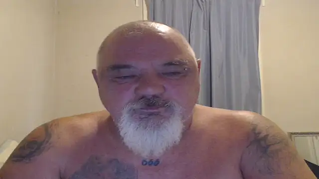 Newfiesausage1972 online show from 10.21.25