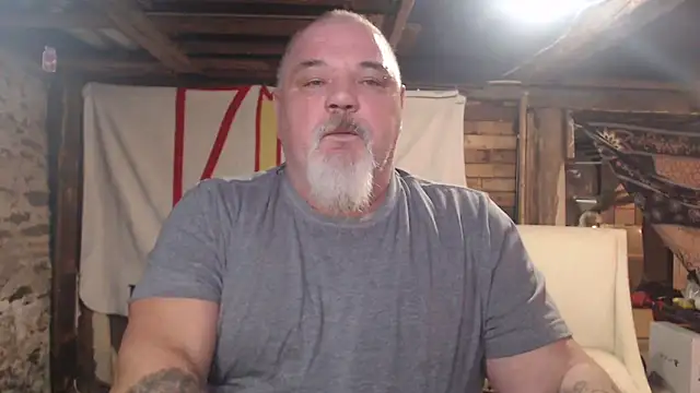 Newfiesausage1972 online show from 02.10.26