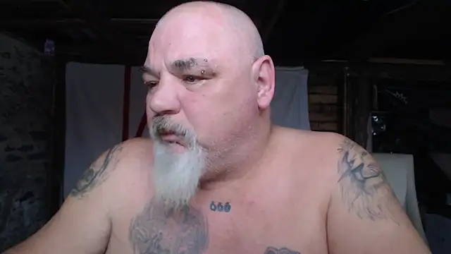 Newfiesausage1972 online show from 02.20.26