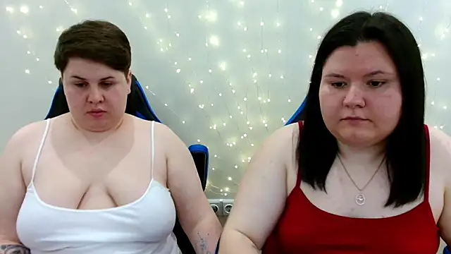 Snapshot of BeckyAndHellen chatting on 06.12.26 BeckyAndHellen online show from 06.12.26