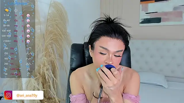 Snapshot of LOISE-XX chatting on 09.18.25 LOISE-XX online show from 09.18.25