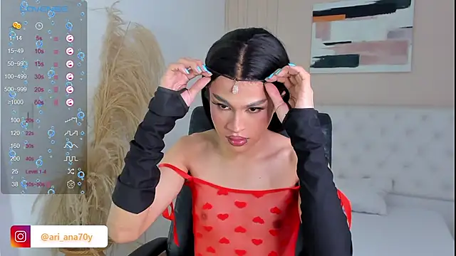 Snapshot of LOISE-XX chatting on 09.19.25 LOISE-XX online show from 09.19.25