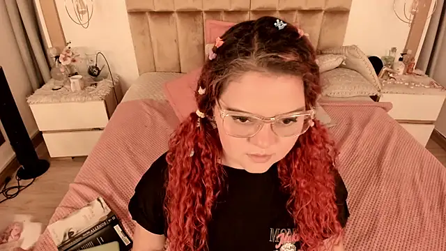 Snapshot of Twwiiggy chatting on 02.20.25 Twwiiggy online show from 02.20.25