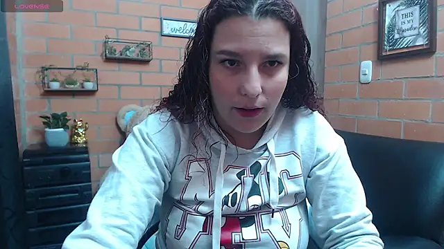 Snapshot of alexia_87 chatting on 09.12.25 alexia 87 online show from 09.12.25