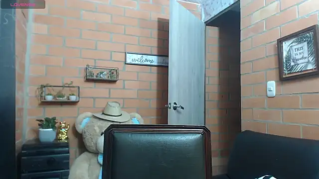 Snapshot of alexia_87 chatting on 09.23.25 alexia 87 online show from 09.23.25