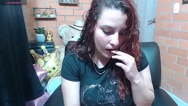 Snapshot of alexia_87 chatting on 09.30.25 alexia 87 online show from 09.30.25