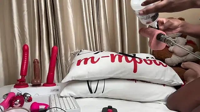 Snapshot of SexyAudreyFuck chatting on 12.16.25 SexyAudreyFuck online show from 12.16.25