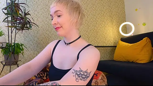 Snapshot of EmmyAmbros chatting on 02.16.25 EmmyAmbros online show from 02.16.25