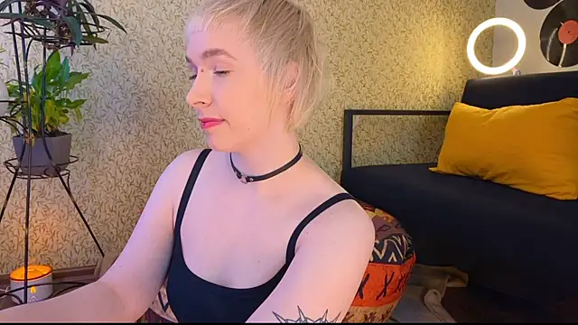 Snapshot of EmmyAmbros chatting on 02.28.25 EmmyAmbros online show from 02.28.25