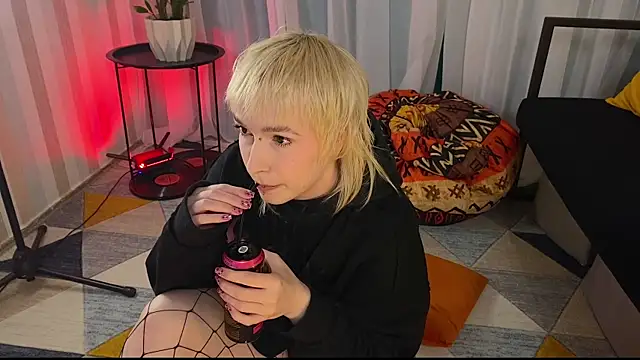 Snapshot of EmmyAmbros chatting on 05.13.26 EmmyAmbros online show from 05.13.26