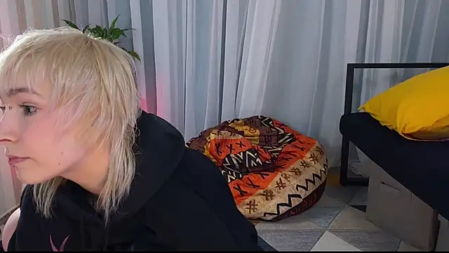 Snapshot of EmmyAmbros chatting on 06.03.26 EmmyAmbros online show from 06.03.26