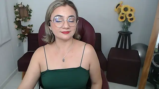 Snapshot of ana_milf chatting on 05.18.26 ana milf online show from 05.18.26