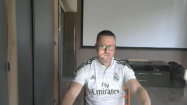 Snapshot of HarrySnake chatting on 09.16.25 HarrySnake online show from 09.16.25