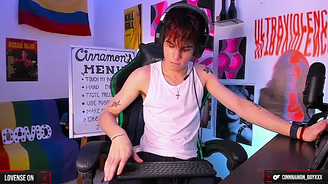 Snapshot of cinnamon_boyxxx chatting on 12.17.24 cinnamon boyxxx online show from 12.17.24