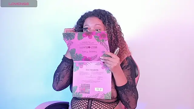 Snapshot of Kenia_tompson01 chatting on 11.18.25 Kenia tompson01 online show from 11.18.25