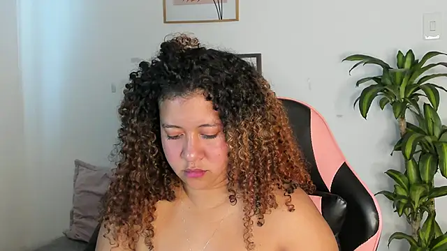 Snapshot of Kenia_tompson01 chatting on 11.23.25 Kenia tompson01 online show from 11.23.25