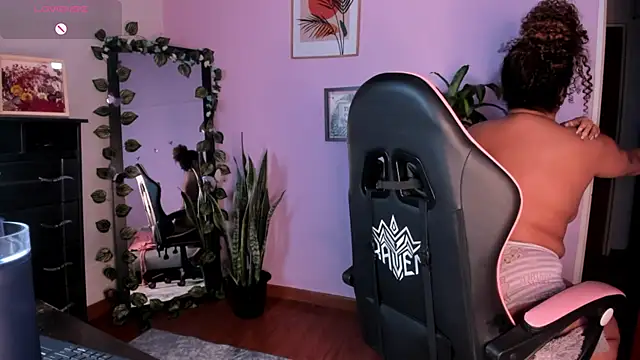 Snapshot of Kenia_tompson01 chatting on 12.15.25 Kenia tompson01 online show from 12.15.25