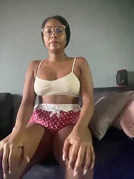 Snapshot of Berry_Bans chatting on 10.17.25 Berry Bans online show from 10.17.25