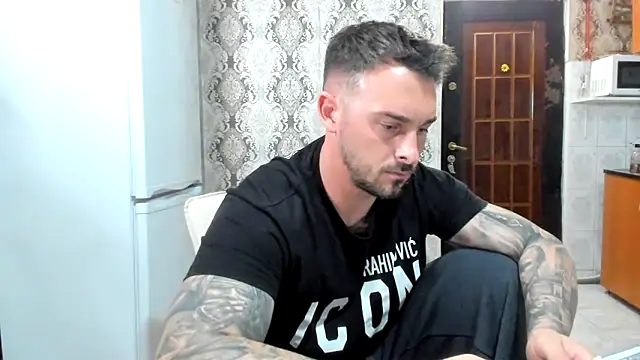 Snapshot of Jonmusclemaster chatting on 05.12.26 Jonmusclemaster online show from 05.12.26