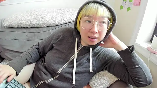 Snapshot of luxgray chatting on 05.19.26 luxgray online show from 05.19.26