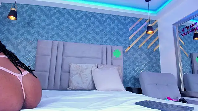 Snapshot of NiiaMoore chatting on 03.22.25 NiiaMoore online show from 03.22.25