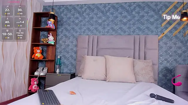 Snapshot of NiiaMoore chatting on 10.03.25 NiiaMoore online show from 10.03.25