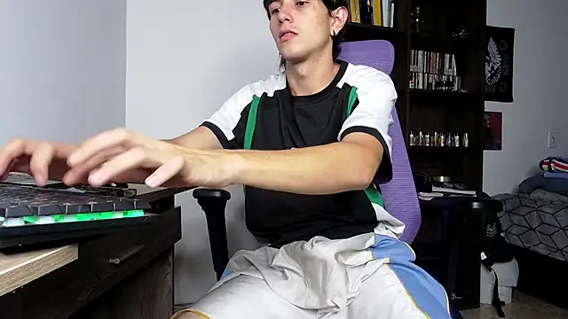 Snapshot of alex_connorr chatting on 11.08.25 alex connorr online show from 11.08.25