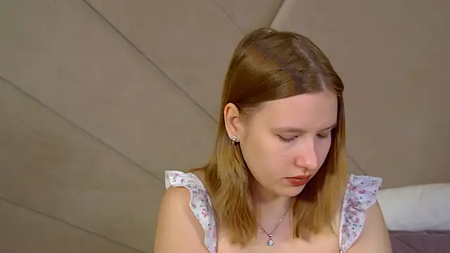 Snapshot of LiliLinn chatting on 06.19.26 LiliLinn online show from 06.19.26