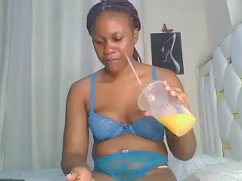 Snapshot of sweetlove05 chatting on 01.28.25 sweetlove05 online show from 01.28.25