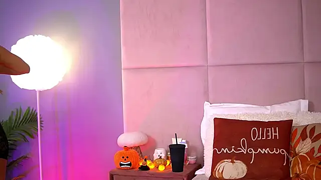 Snapshot of AlmaLuv chatting on 10.21.25 AlmaLuv online show from 10.21.25