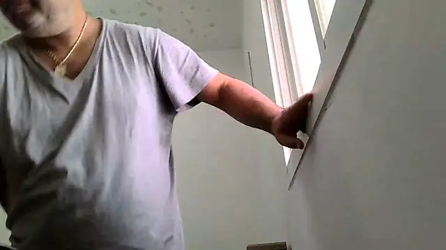 Snapshot of your_man85 chatting on 12.20.24 your man85 online show from 12.20.24