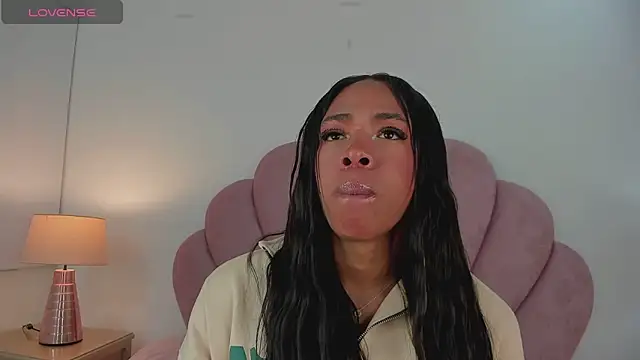 Nicole Paradise online show from 02.12.25