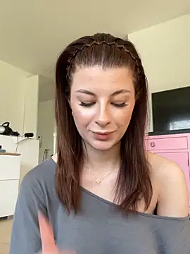 Mia-Minou online show from 04.02.26