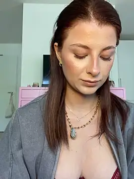 Snapshot of Mia-Minou chatting on 04.21.26 Mia-Minou online show from 04.21.26