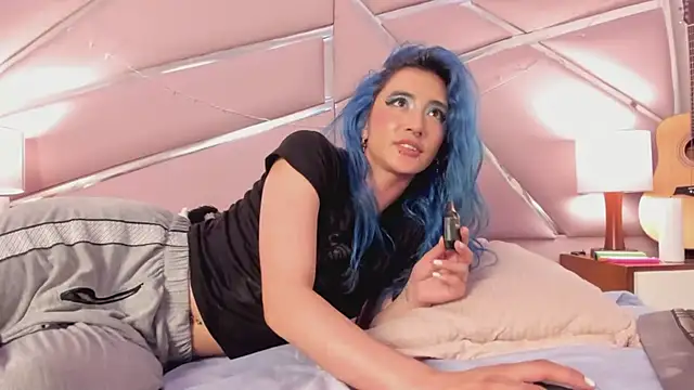 Snapshot of Lunapage chatting on 02.21.25 Lunapage online show from 02.21.25