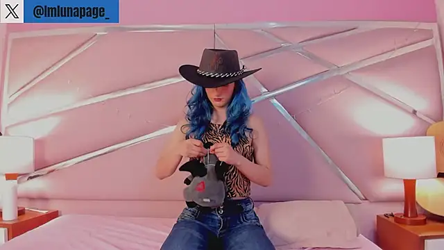 Snapshot of Lunapage chatting on 02.26.25 Lunapage online show from 02.26.25