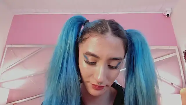 Snapshot of Lunapage chatting on 03.18.25 Lunapage online show from 03.18.25